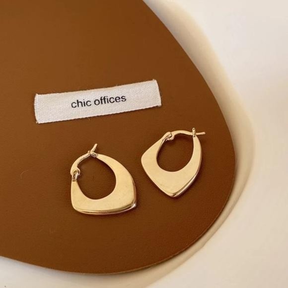 NEW 18K GOLD IRREGULAR HOOP EARRINGS, NICE EARRINGS, CUTE EARRINGS - Picture 6 of 6